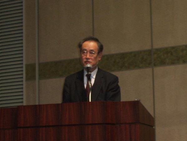 登壇者が講演している写真