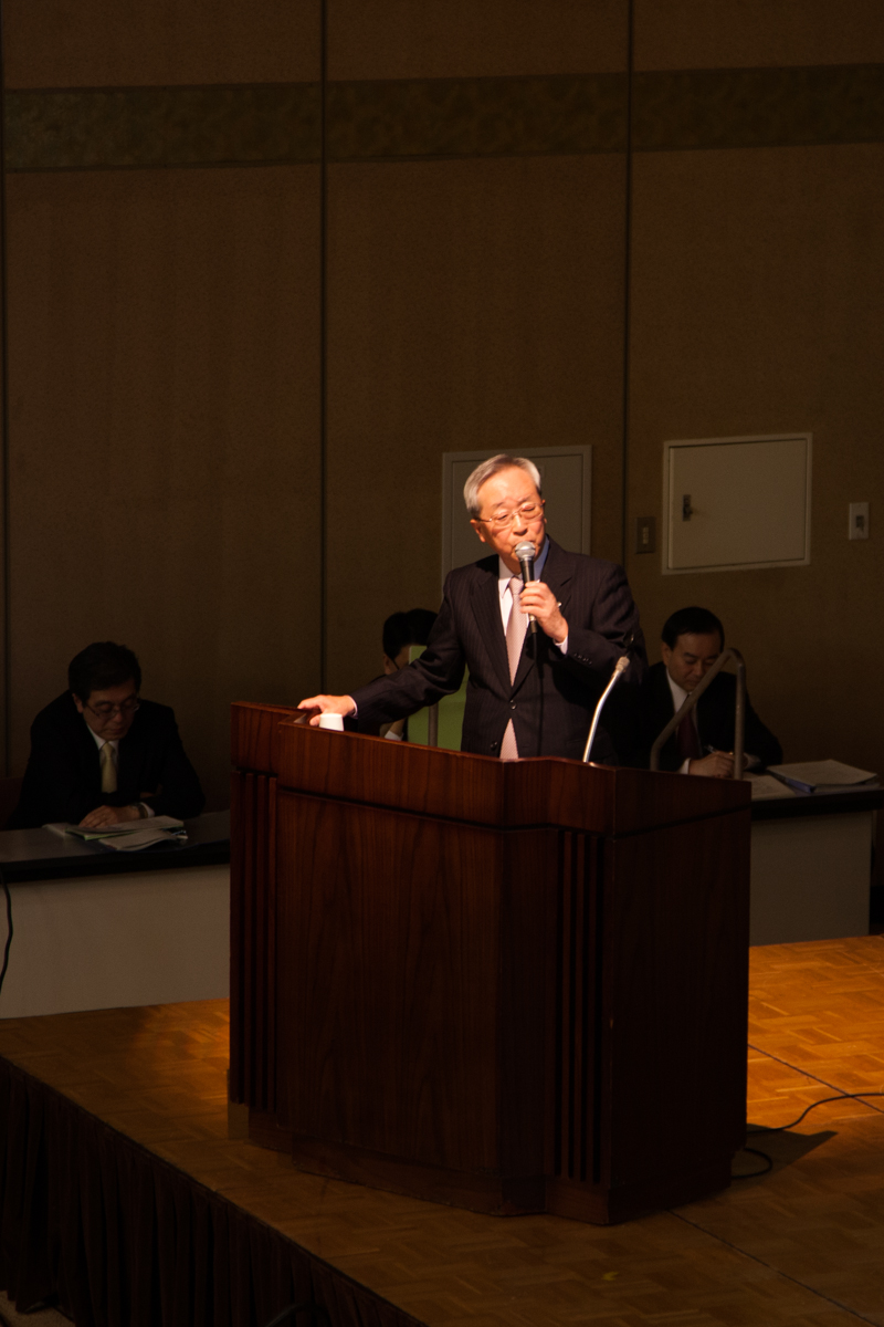 マイクを持って話している講演者の写真