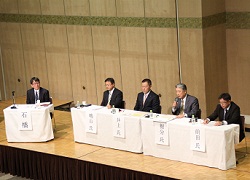 パネリストとモデレータの写真