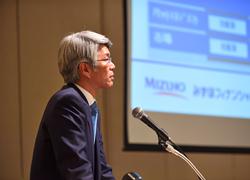 みずほ銀行 藤原取締役頭取の講演の模様（横顔）の写真