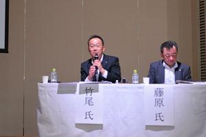 パネル・ディスカッションにおけるパネリスト2名（竹尾 氏、藤原 氏）の様子の写真