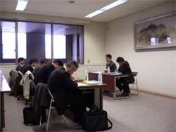 セミナー参加者とパネリストを会場の右側面から撮影した写真