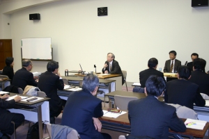 セミナー参加者とパネリストを会場の右後方から撮影した写真