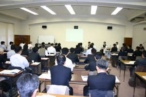 セミナー参加者を会場の後方から撮影した写真