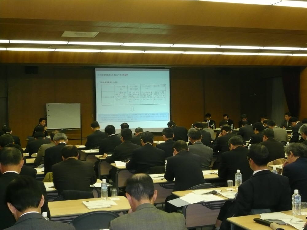 セミナー参加者とパネリストを会場の後方から撮影した写真