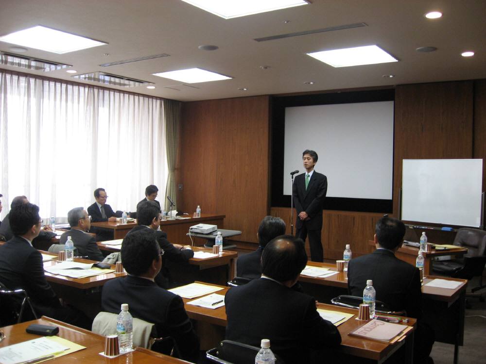 パネリストがスタンドマイクを使って講演をしている写真