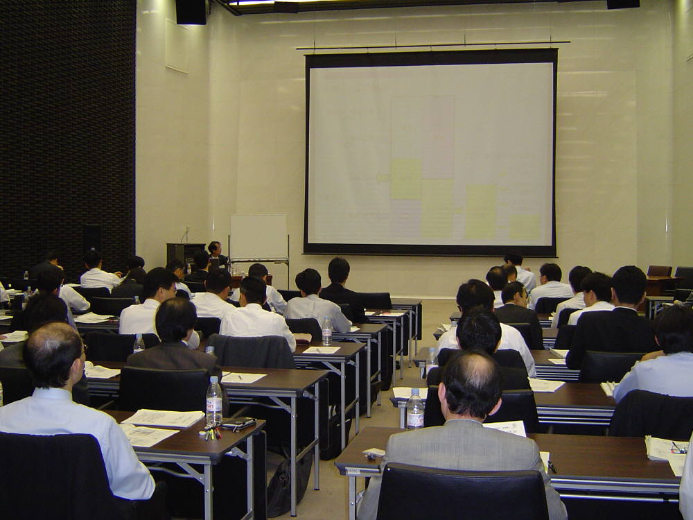 セミナー参加者を会場の後方から撮影した写真
