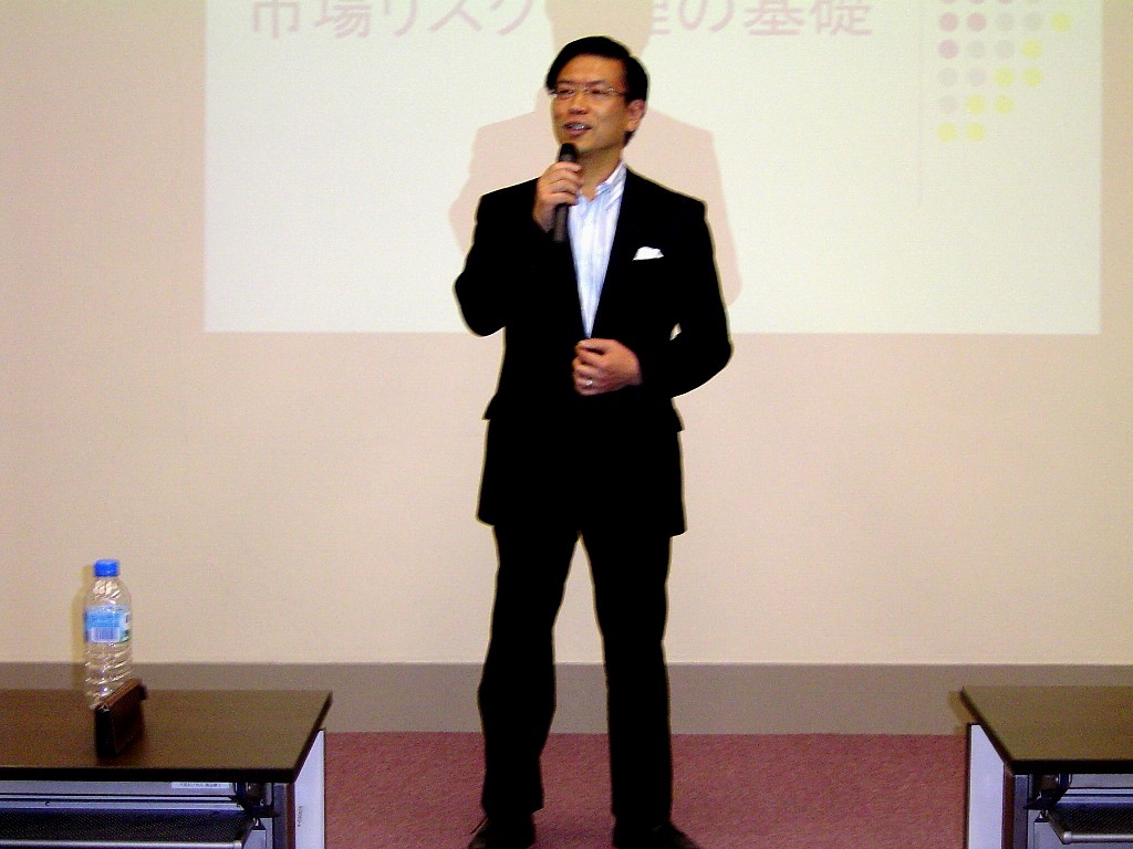 パネリストが講演をしている写真