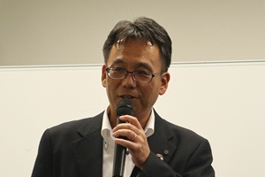 講演している講師：滋賀銀行 経営管理部長下辻篤 氏の写真