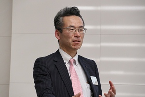 北陸銀行 富永グループ長による講演の写真