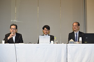 コメント・対談時の写真