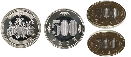 500円バイカラー・クラッド貨の表面の画像、500円バイカラー・クラッド貨の裏面の画像、500円バイカラー・クラッド貨の裏面を上向きに傾けて、500YENの文字の潜像が見えるようにしている画像、500円バイカラー・クラッド貨の裏面を下向きに傾けて、JAPANの文字の潜像が見えるようにしている画像