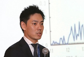 調査統計局企画役補佐　熊野によるプレゼンテーションの様子の写真