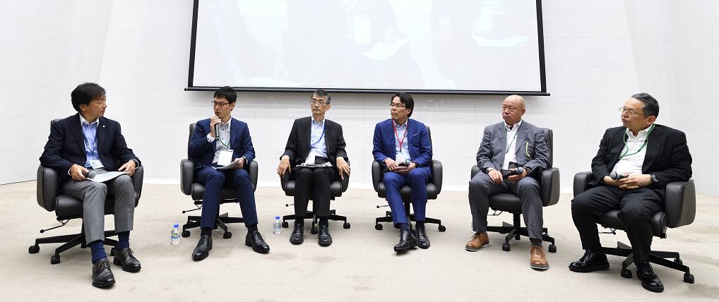 パネルディスカッションの様子、左から日本銀行フィンテックセンター長　副島豊、辻井氏、牧野氏、岡本氏、坂本氏、鈴木氏が並ぶ写真